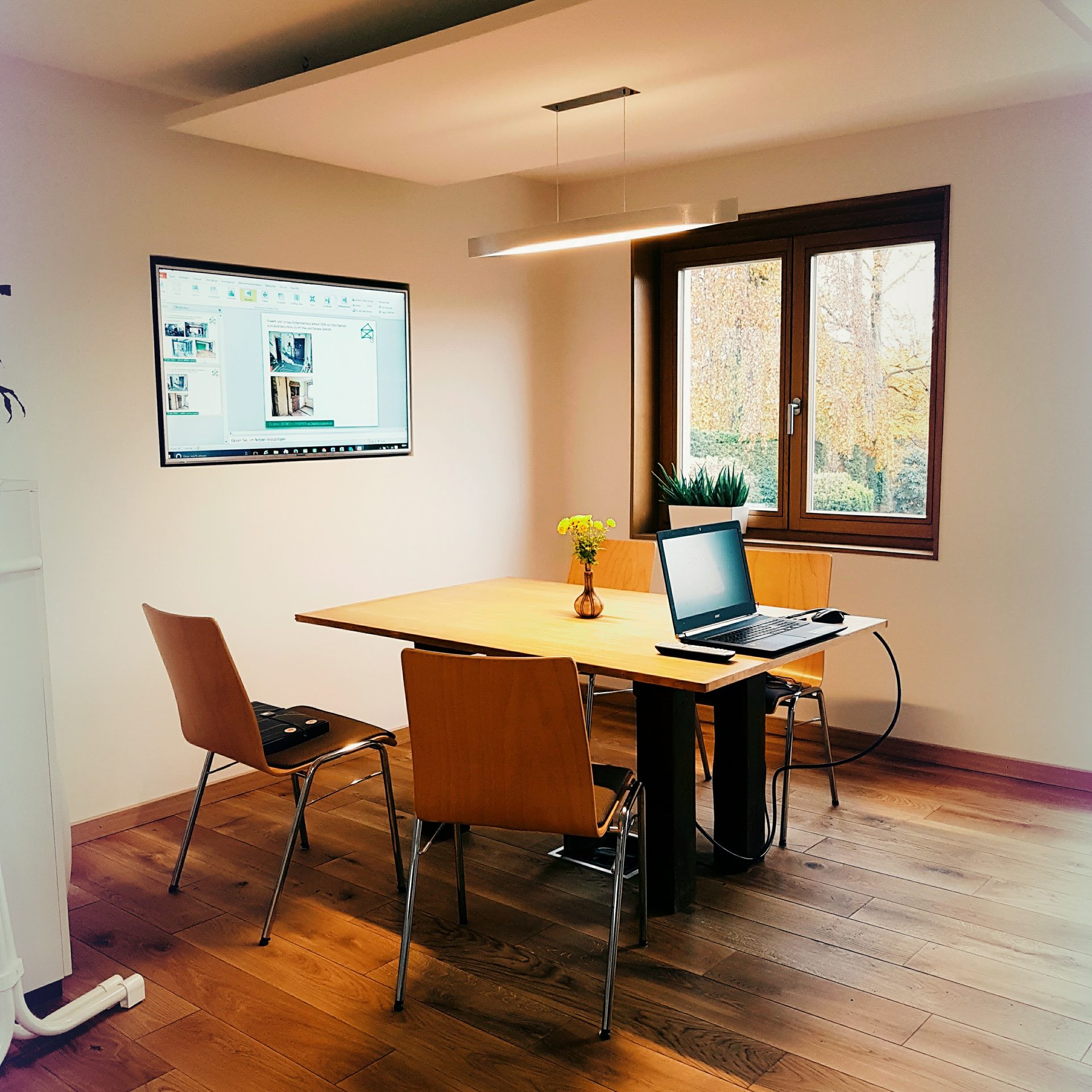 Besprechungstisch mit Präsentationsbildschirm im Büro am Weberweg (Wilthen)