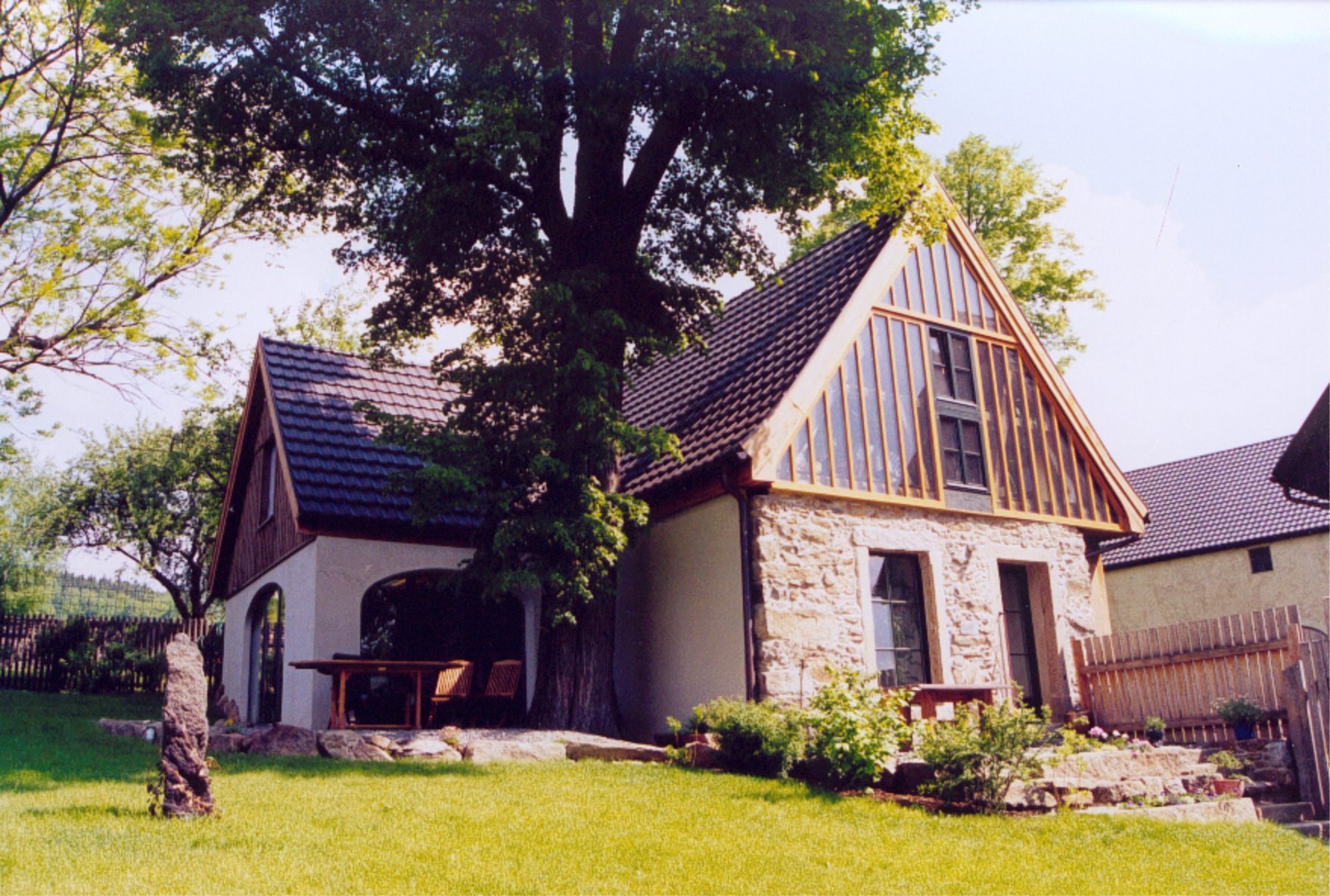 Das Bürohaus nach dem Umbau von der Gartenseite mit freigelegtem Bruchsteinmauerwerk