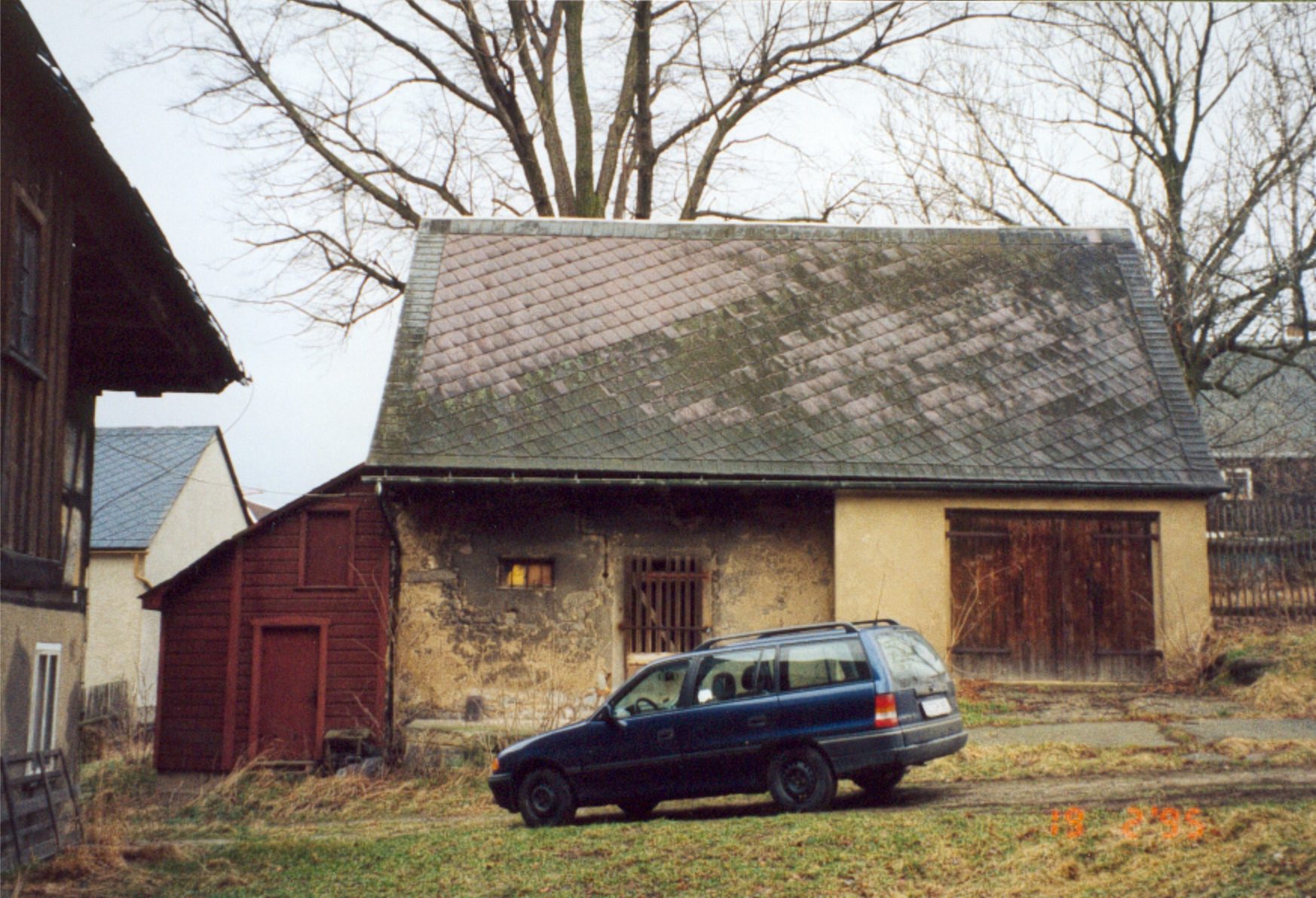Hofseite des Stallgebäudes vor der Sanierung