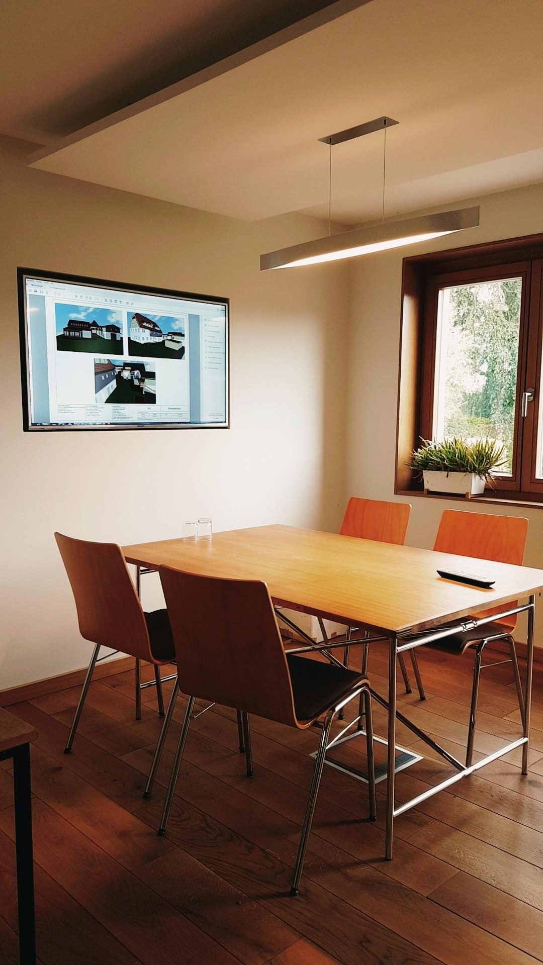Besprechungstisch mit Präsentationsbildschirm im Büro am Weberweg