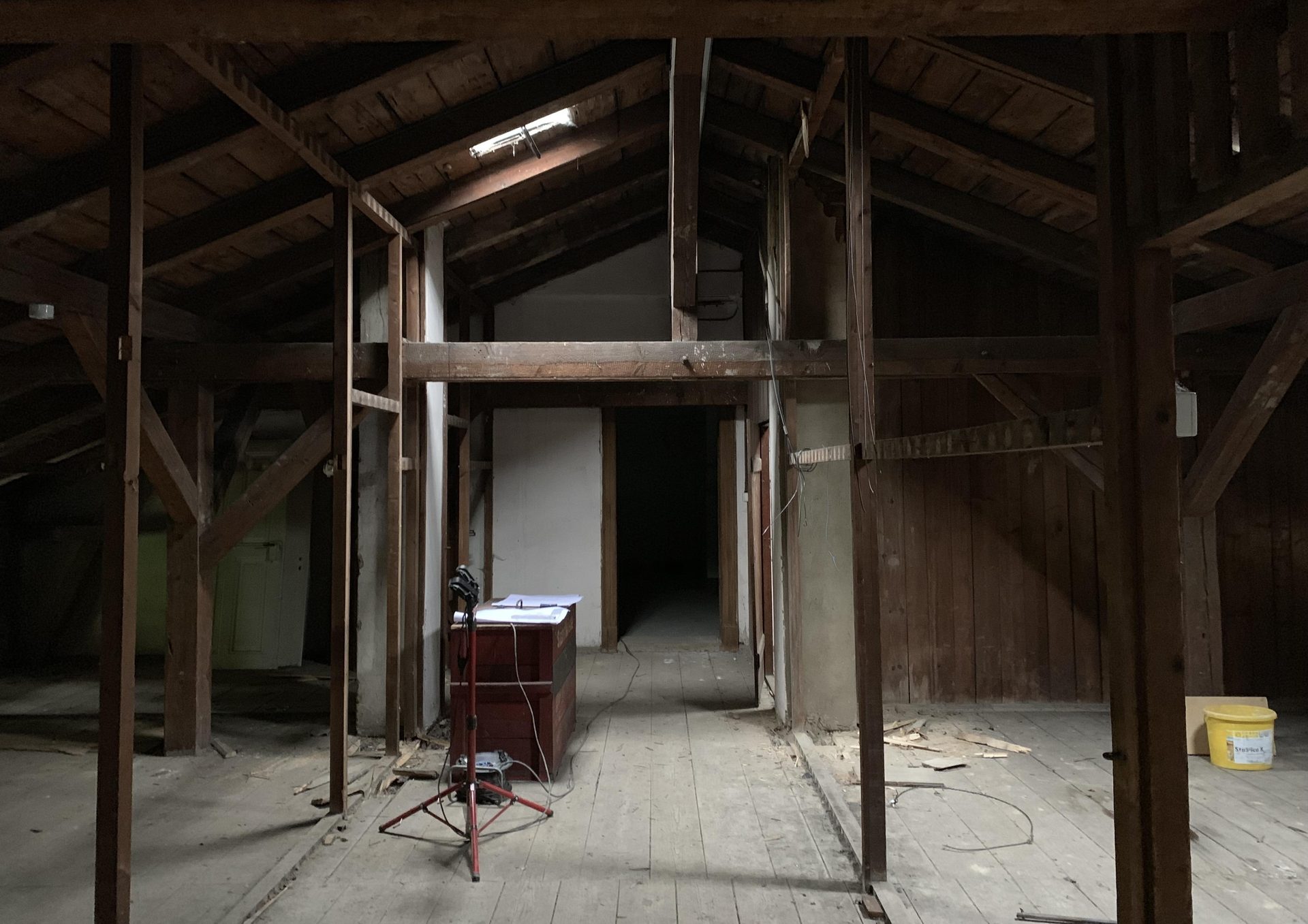 Unausgebauter Dachraum mit dunklem Holztragwerk