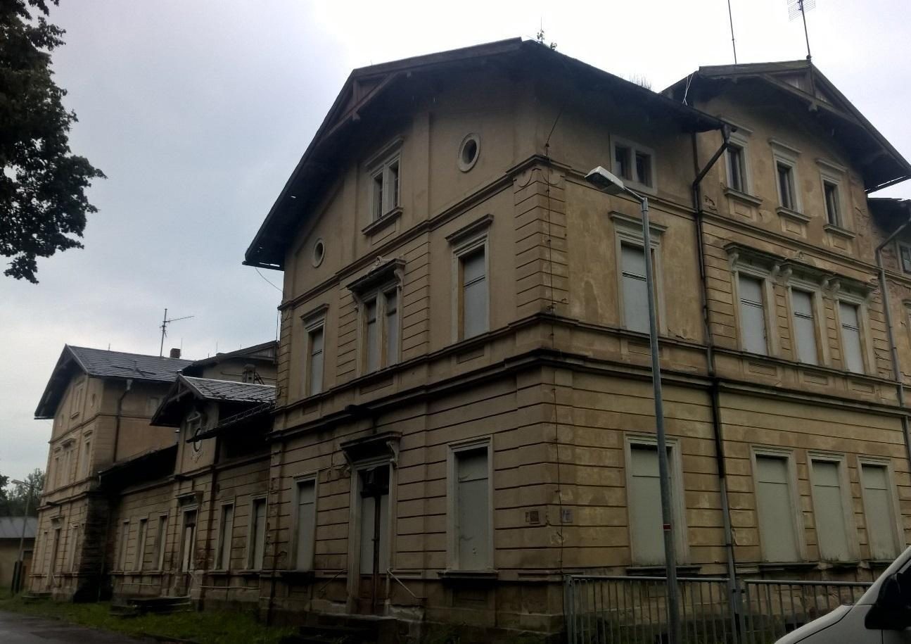 Fassade des Bahnhofs vor der Sanierung