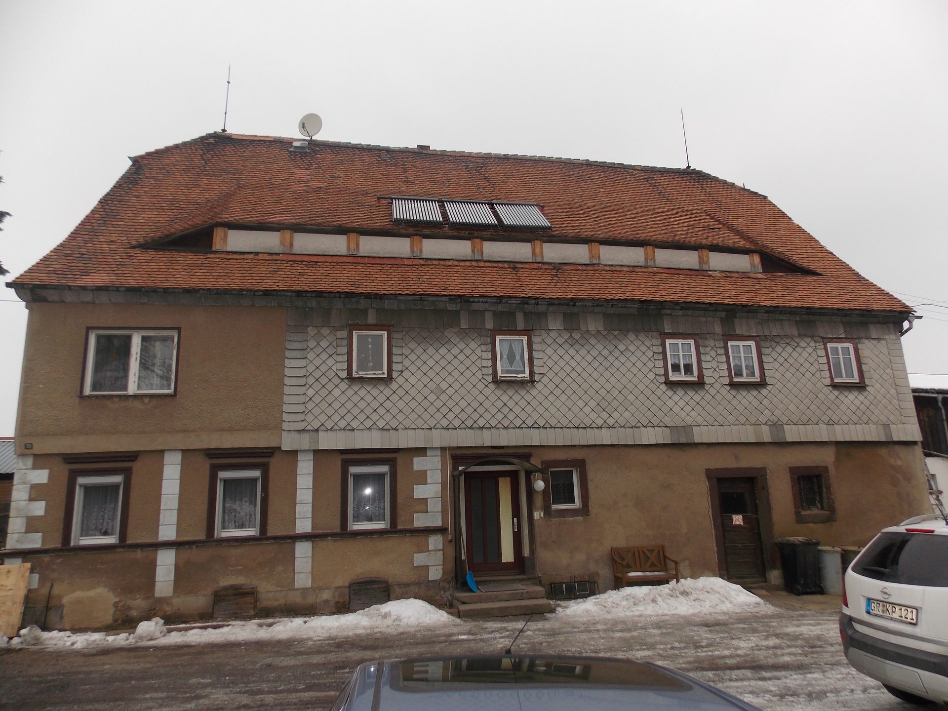 Bestand vor dem Umbau: das Haupthaus des Hofes mit Umgebinde-Obergeschoss