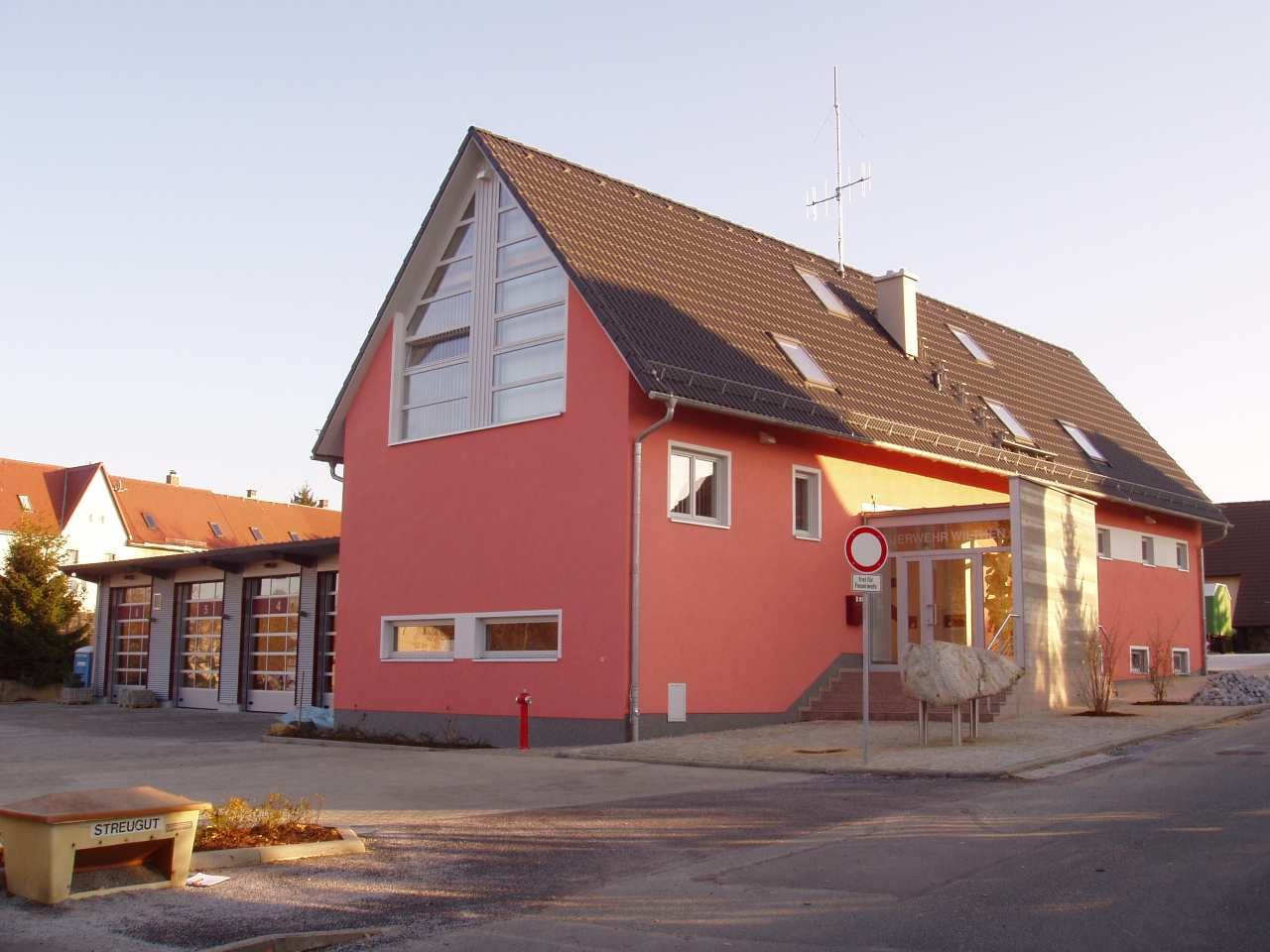 Feuerwehrgerätehaus Wilthen mit roter Fassade und verglastem Giebel