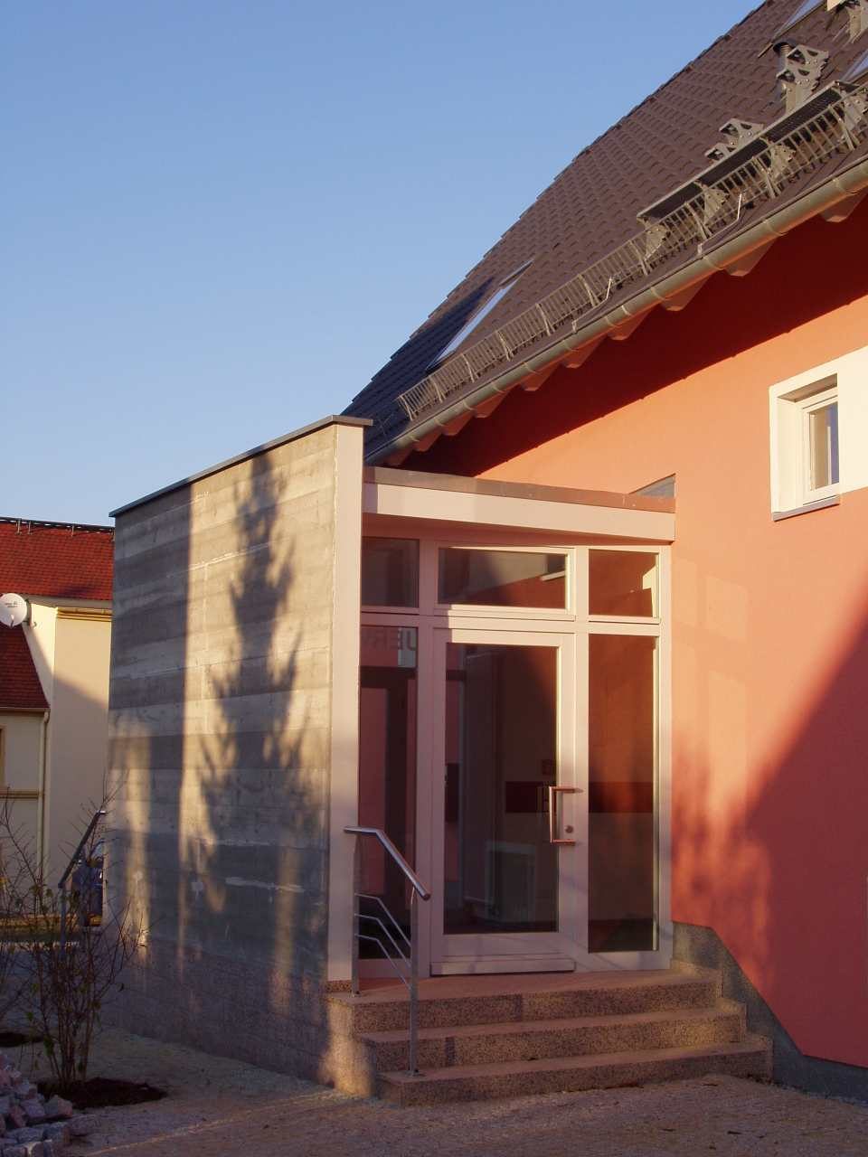 Eingang des Feuerwehrgerätehauses mit vorgesetztem Windfang