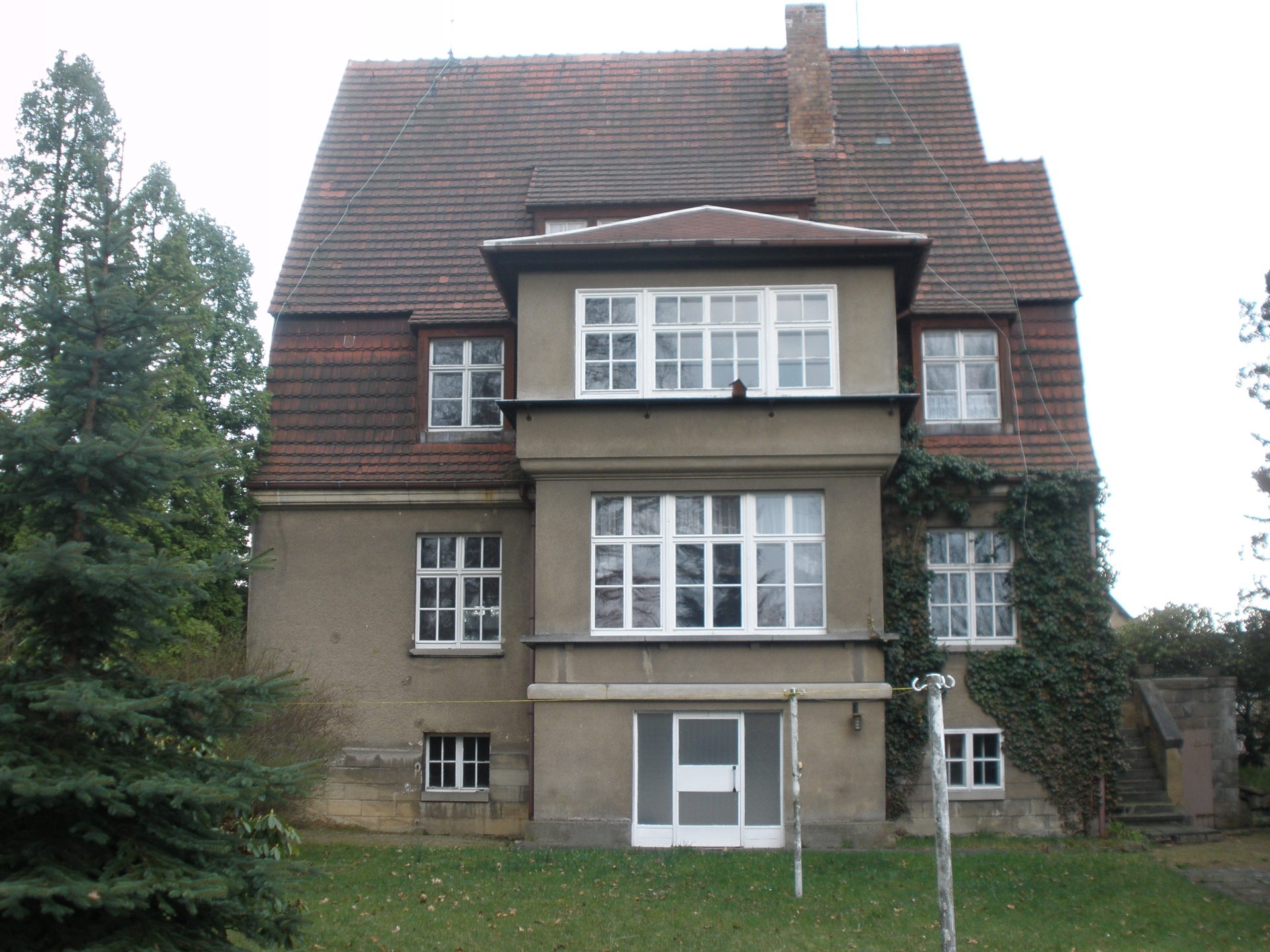 Gartenseite der Fabrikantenvilla vor der Sanierung (Großschönau)