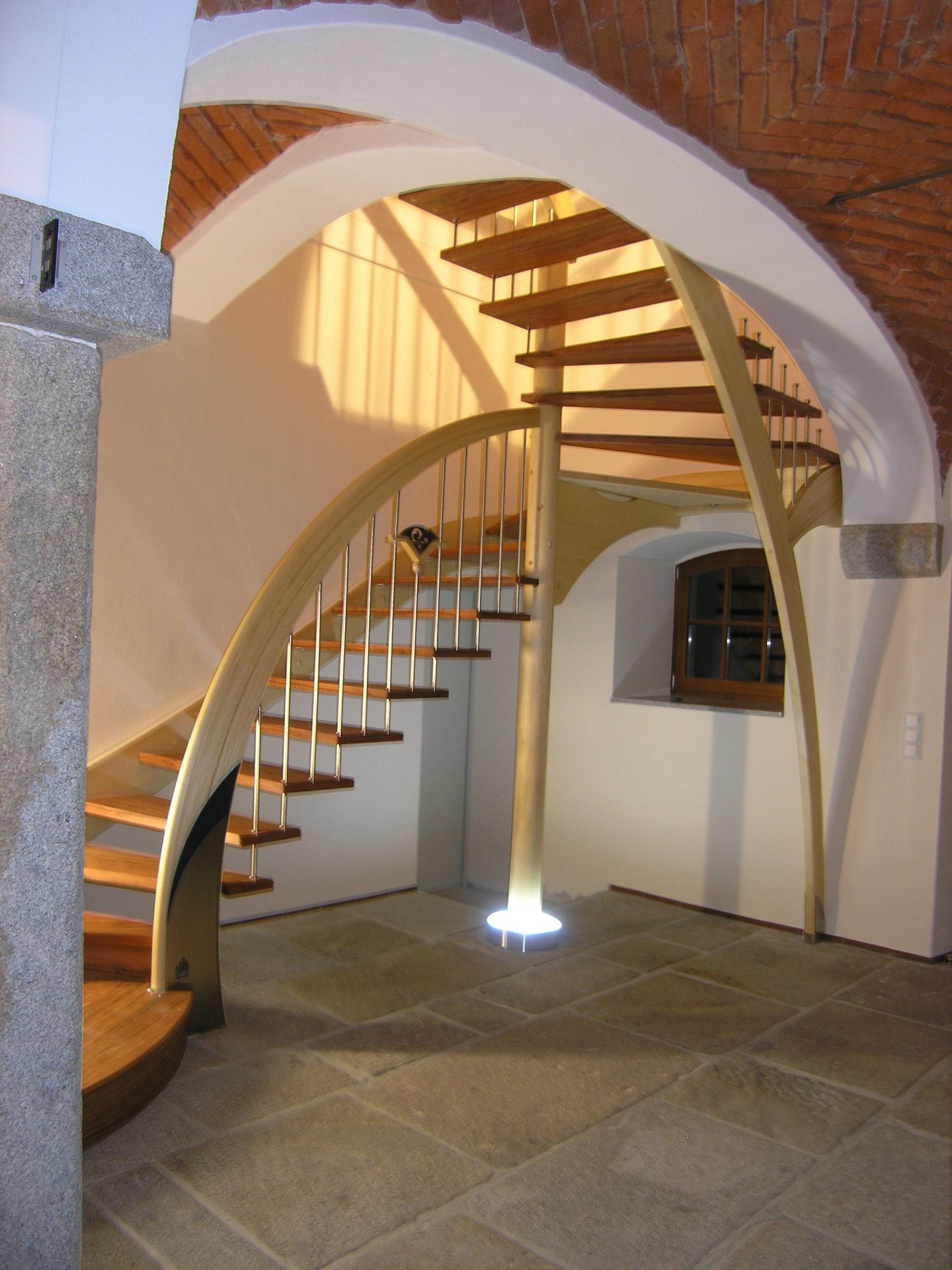 Detail der gewendelten Treppe mit filigranem Geländer im Gewölberaum