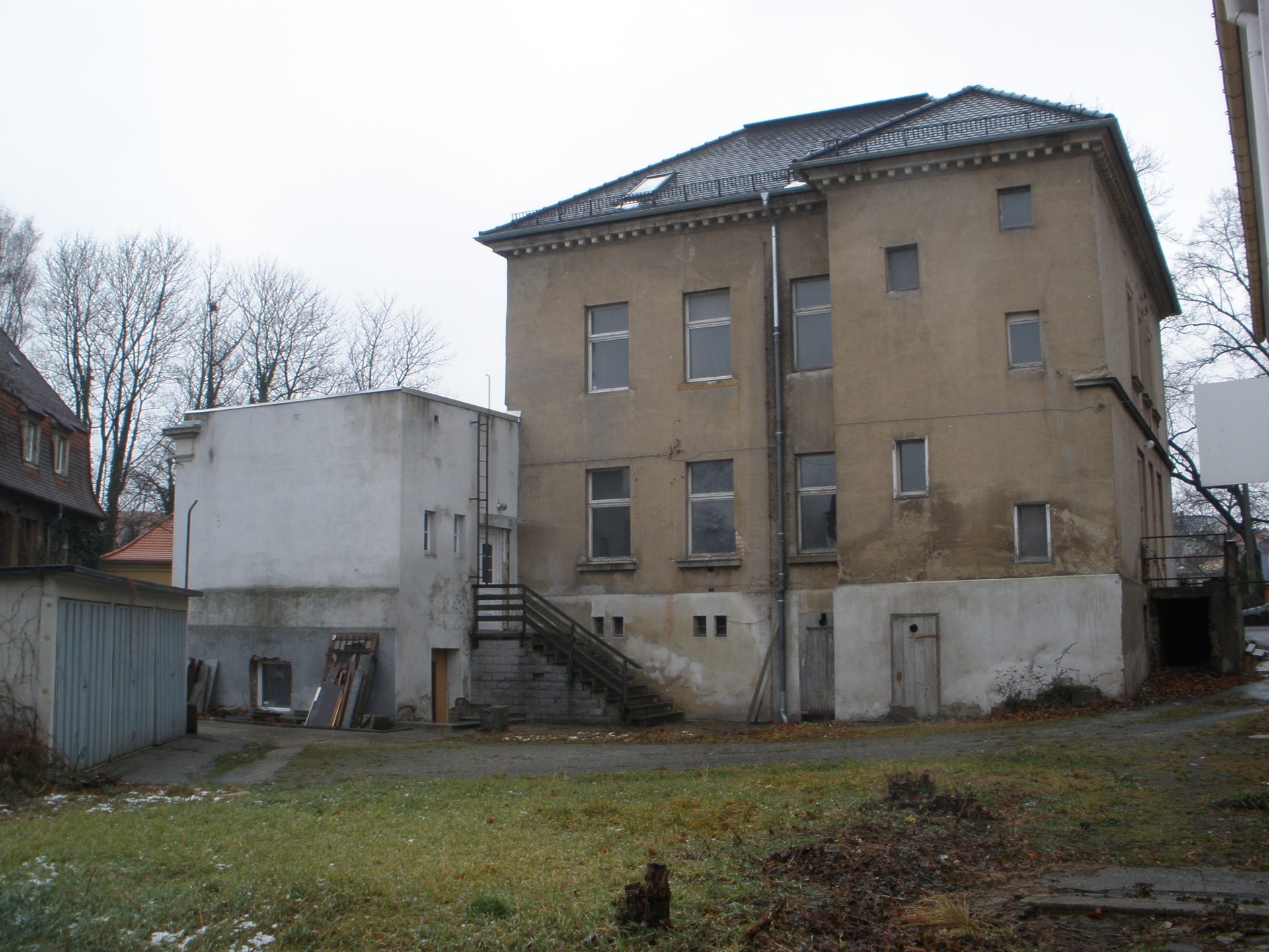 Rückseite der Villa mit angrenzendem gewerblichem Nebengebäude vor dem Umbau