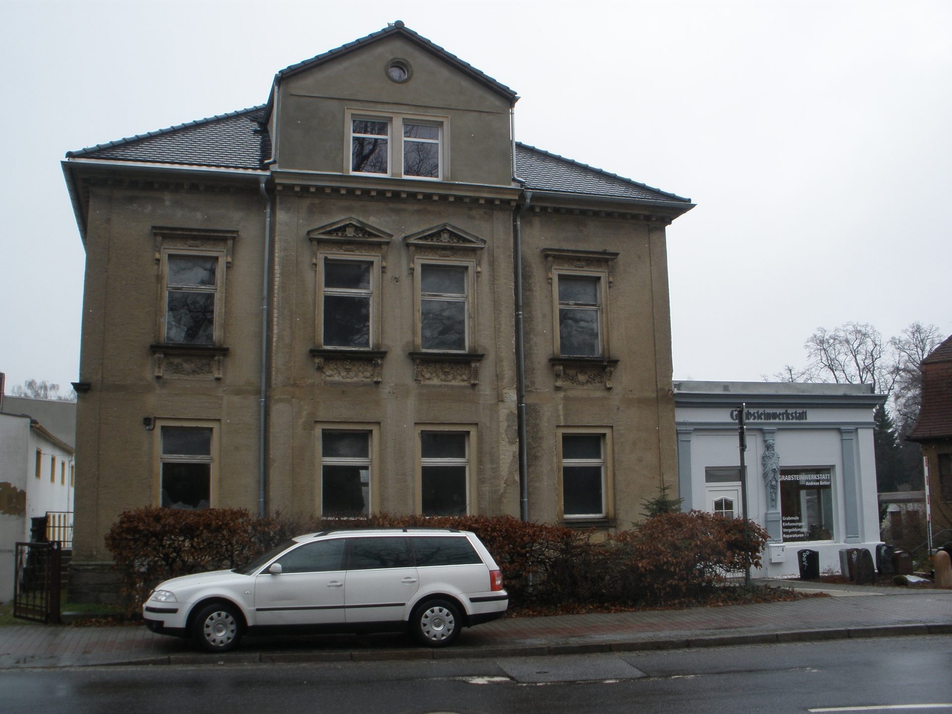Bestand vor der Sanierung: die Stadtvilla mit verwitterter Fassade