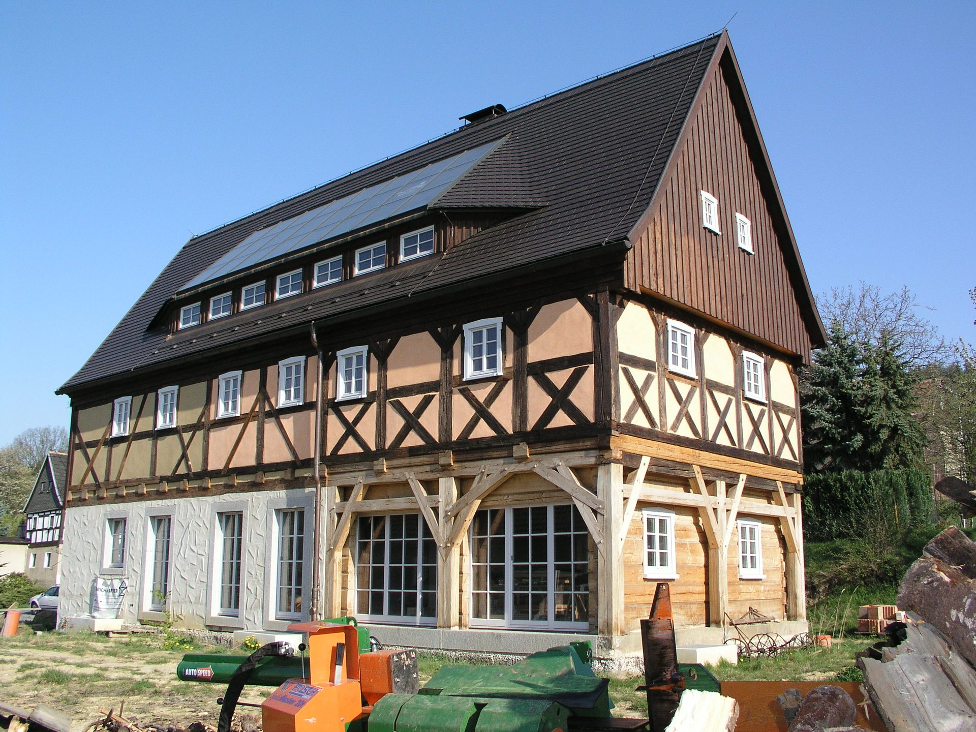 Das Umgebindehaus am neuen Standort mit ergänzter Haustechnik auf dem Dach