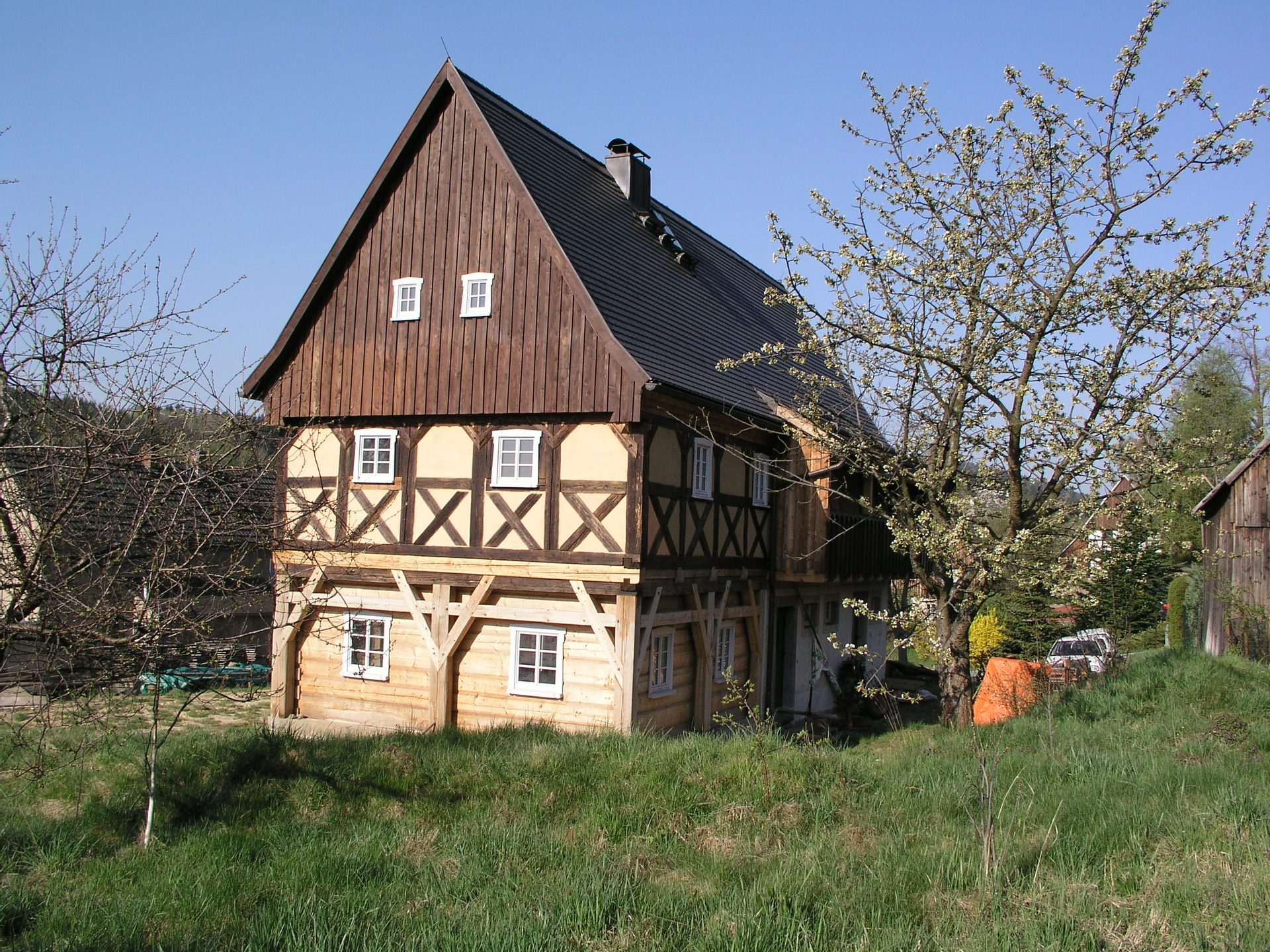 Transloziertes denkmalgeschütztes Umgebindehaus mit Fachwerkobergeschoss am neuen Standort in Irgersdorf