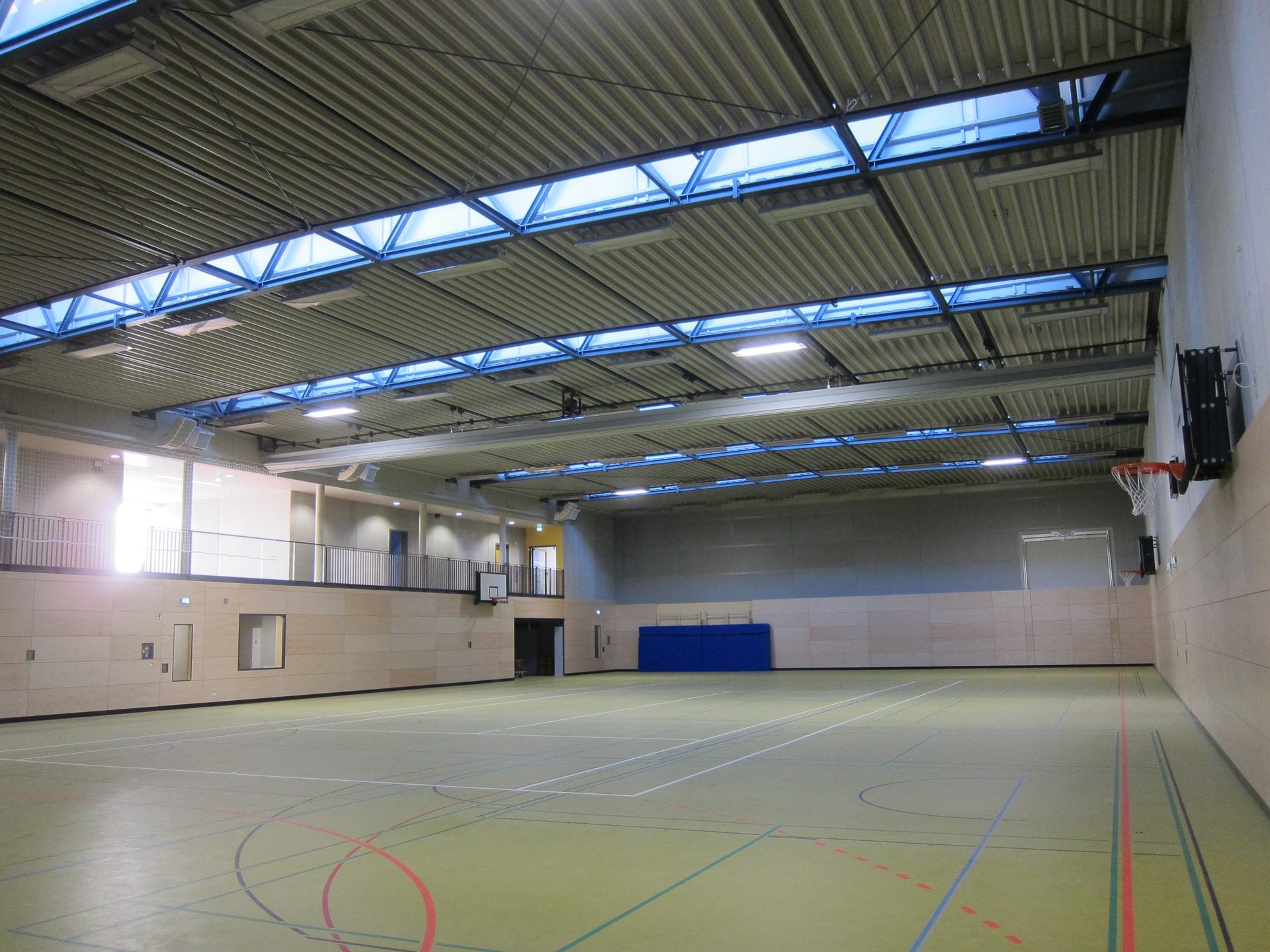 Hallenraum der Zweifeldhalle in Wilthen mit blendfreier Belichtung über Dachsheds