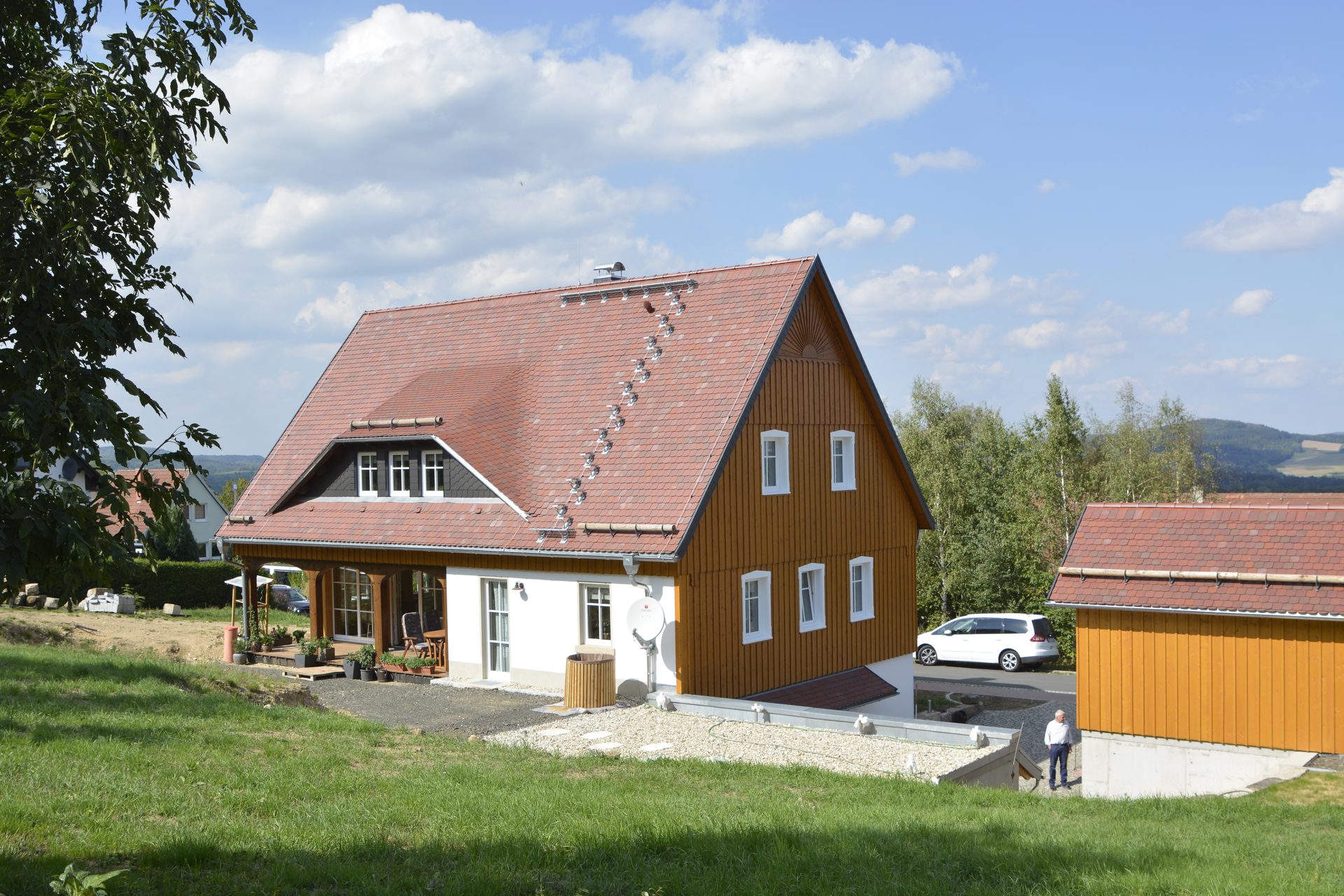 Neu gebautes Umgebindehaus mit holzverschaltem Giebel und Nebengebäude in Hanglage in Waltersdorf