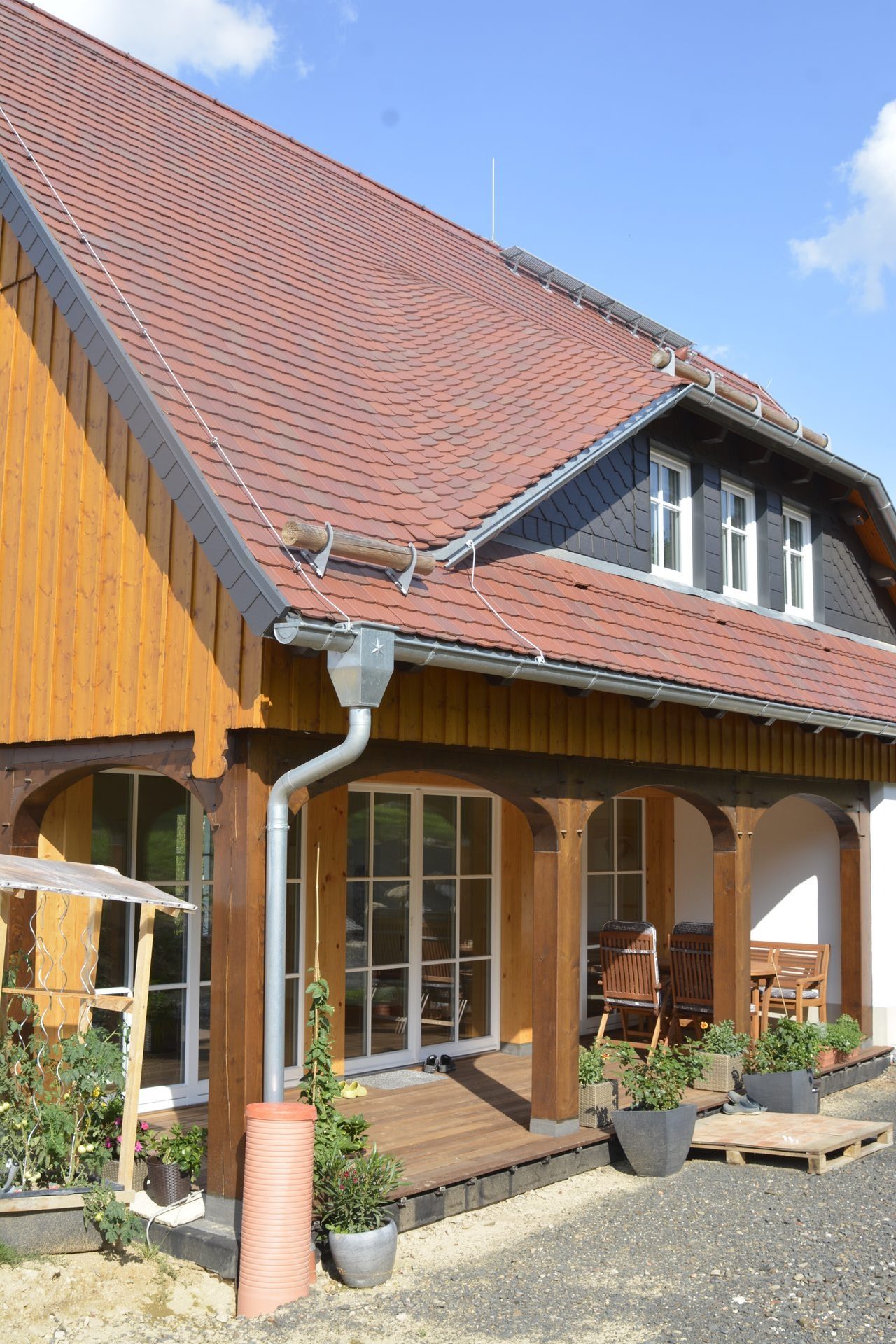 Regionaltypisches Umgebindehaus mit Holzgalerie und Schieferverkleidung in der Oberlausitz