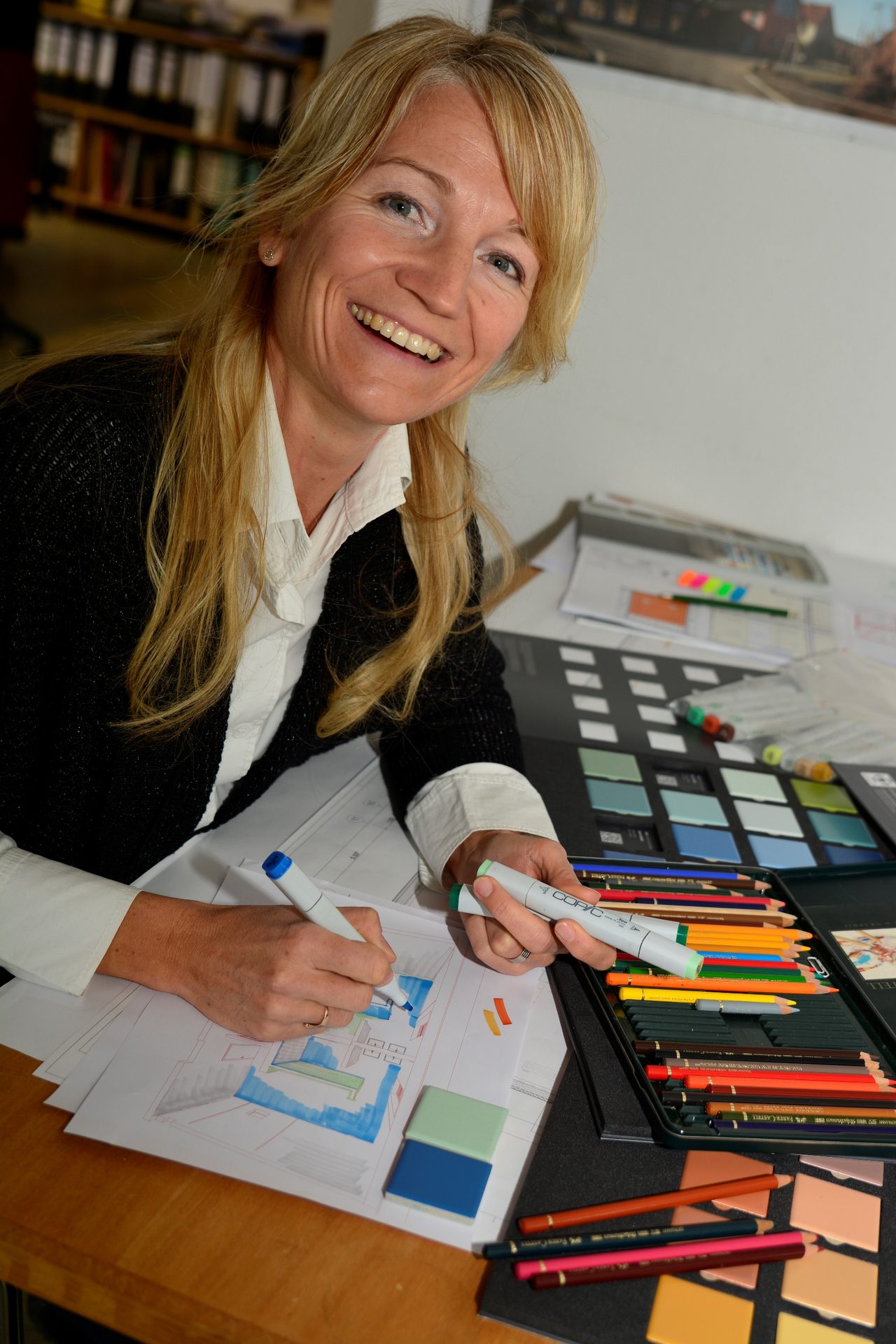 Daniela Dietrich erarbeitet ein Farbkonzept mit Farbfächern und Materialproben
