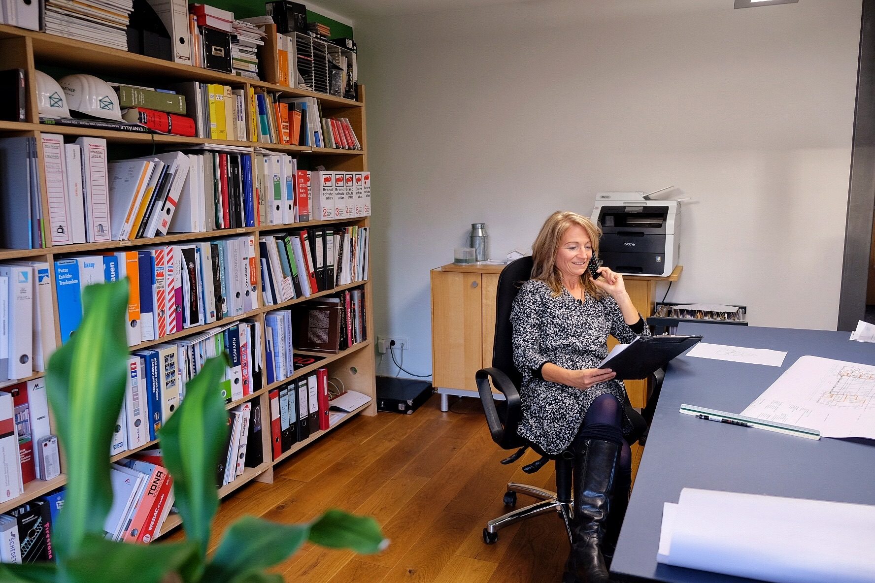 Daniela Dietrich am Schreibtisch im Büro am Weberweg